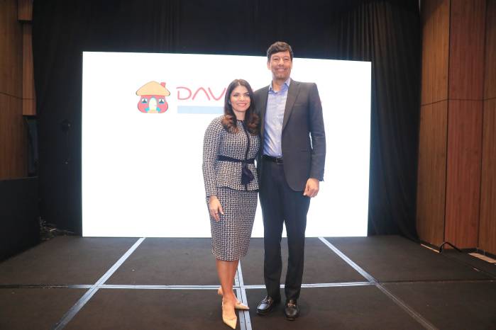 Javier Suárez, presidente de Davivienda Group, y Joanna Crooks Ortiz, presidenta ejecutiva de Davivienda Panamá.