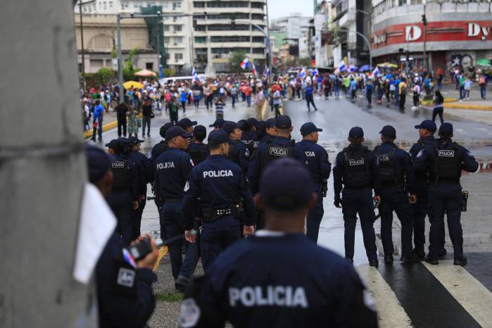 Organizaciones sociales denuncian que hubo intervención de “policías” en protestas como manifestantes para provocar hechos de “violencia”; la Policía lo niega.