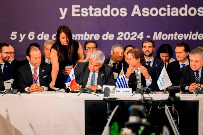 El presidente de la República, José Raúl Mulino, firma el acuerdo que incluye a Panamá como Estado Asociado del Mercosur, en diciembre de 2024.