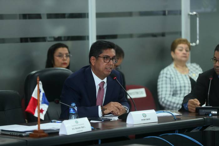 Absel Navarro, rector de la Unachi, durante su comparencia en la Comisión de Presupuesto.