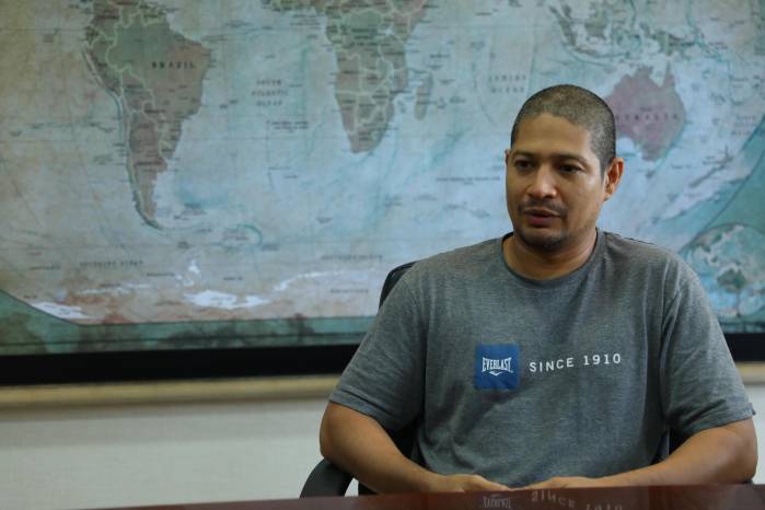 Olmedo Javier Núñez Peñalba regresó a Panamá tras meses de detención en Venezuela; la ropa que vestía al llegar no era suya, sino entregada al momento de su liberación.