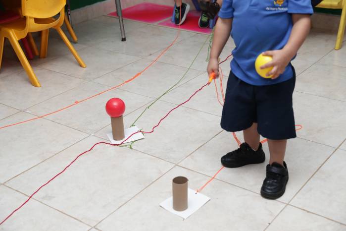 Un niño desarrolla una actividad de estimulación temprana en la Casa Hogar Divino Niño.