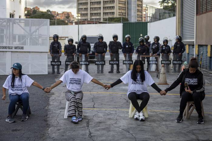 Los familiares de los presos políticos todavía siguen esperando a sus seres queridos a las afueras de los centros penitenciarios de Venezuela.