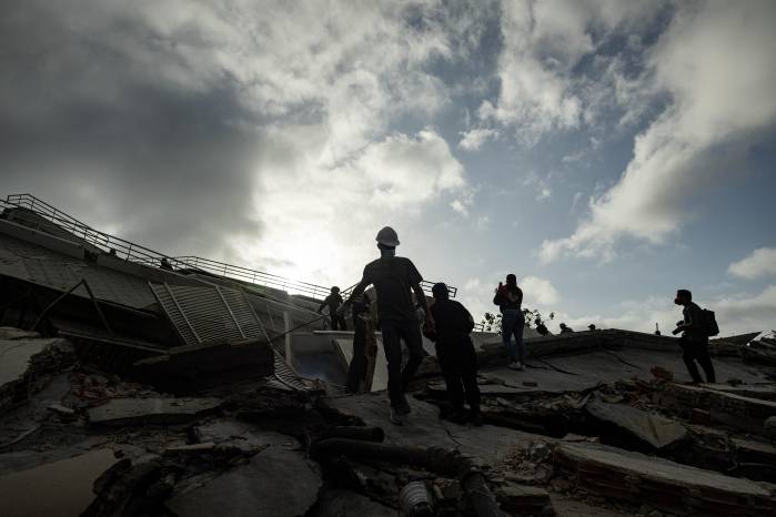 Rescatistas participando en labores de búsqueda en un edificio afectado por los terremotos, el sábado en La Guaira (Venezuela).
