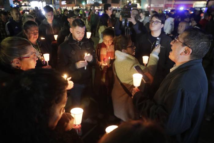 Personas encienden velas a las afueras de la Fundación Santa Fe donde fue trasladado el senador colombiano Miguel Uribe Turbay este sábado, en Bogotá (Colombia).