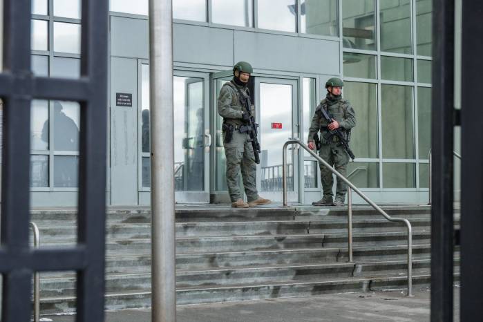 La entrada del Centro de Detención de Brooklyn, custodiada por agentes federales.