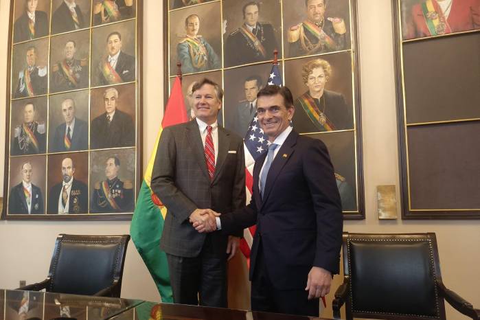 El presidente de Bolivia, Rodrigo Paz (d), posa con el subsecretario de Estado de EE.UU., Chistopher Landau, durante una rueda de prensa este sábado, en La Paz (Bolivia)