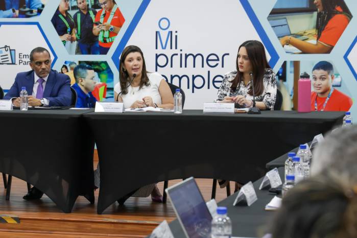 La ministra de Trabajo, Jackeline Muñoz de Cedeño (c).