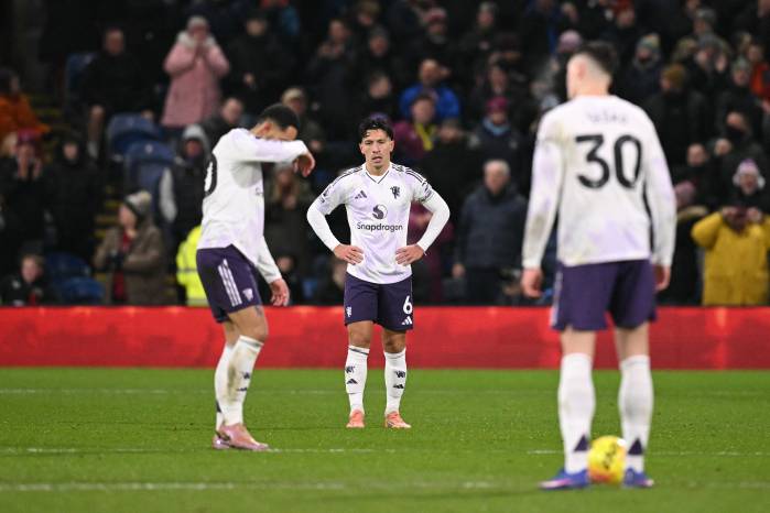El defensor argentino, Lisandro Martínez durante el partido ante Burnley.