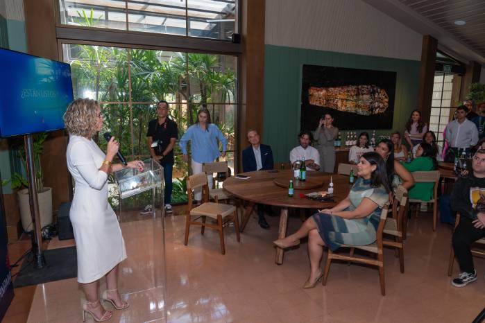 La ministra Gloria de León se dirige al público, luego del anuncio.