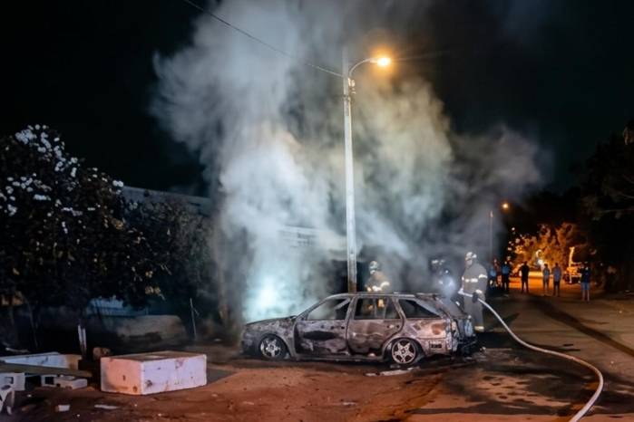 El vehículo resultó afectado en su totalidad como consecuencia del incendio.