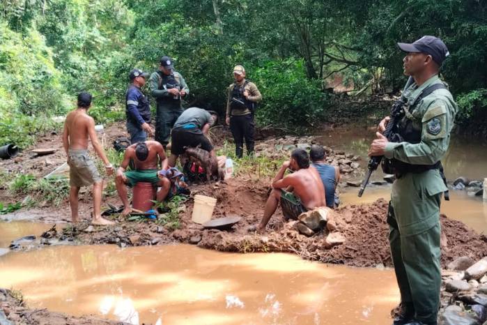 La operación forma parte de las acciones de las autoridades para combatir actividades de minería ilegal.