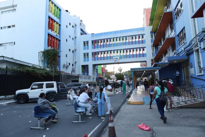 El Hospital de El Niño evacuó ante las constantes replicas reportadas.