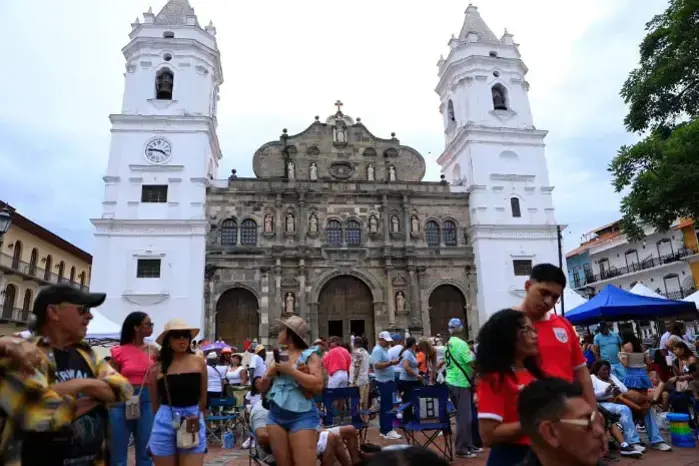 El documento establece que, durante el desarrollo del “Casco Peatonal”, varias calles del Casco Antiguo quedarán cerradas al tráfico vehicular
