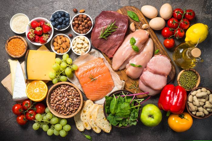 La dieta keto se basa en un consumo muy bajo en carbohidratos, alto en grasas y moderado en proteínas.