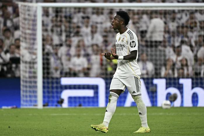 El delantero del Real Madrid, Vinícius Jr. reacciona sobre su sustitución ante el FC Barcelona.
