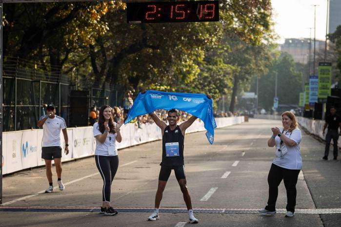 AME3338. CARACAS (VENEZUELA), 08/02/2026.- El atleta élite panameño Jorge Castelblanco, logra un nuevo récord en el Maratón CAF 2026 este domingo, en Caracas (Venezuela). Castelblanco y la ecuatoriana Silvia Ortiz rompieron el récord en la distancia de 42k con un tiempo de 2:15:11 y 2:33:55, respectivamente, en el Maratón que organiza en Caracas el Banco de Desarrollo de América Latina (CAF), cuya décima edición se realizó este domingo. EFE/Ronald Peña R