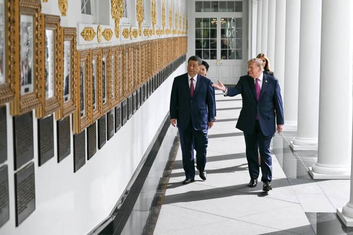 Trump y Xi recorren juntos la parte exterior de la Casa Blanca.