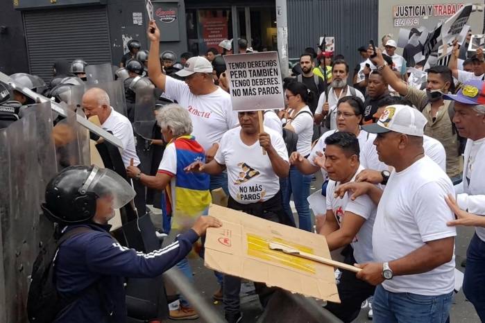 La marcha estuvo marcada por momentos de tensión cuando la Policía Nacional Bolivariana intentó bloquear el paso de los manifestantes en la avenida Urdaneta.