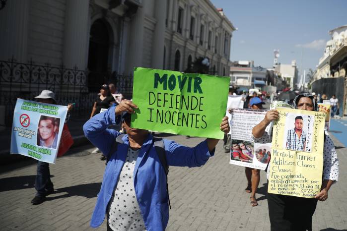 Personas sostienen carteles durante una marcha este domingo, en San Salvador (El Salvador). EFE/ Rodrigo Sura