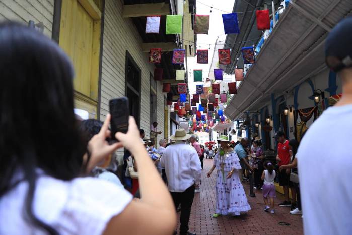 Las personas disfrutaron de un pasillo lleno de actividades culturales.