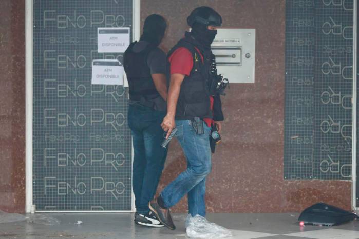 Agentes de la DIJ armados durante las protestas de Bocas del Toro.