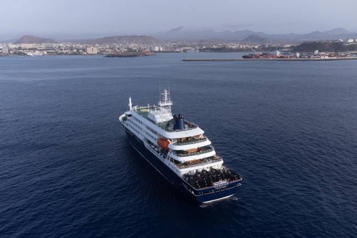 Esta fotografía aérea muestra una vista general del crucero MV Hondius anclado frente al puerto de Praia, la capital de Cabo Verde, el 5 de mayo de 2026.