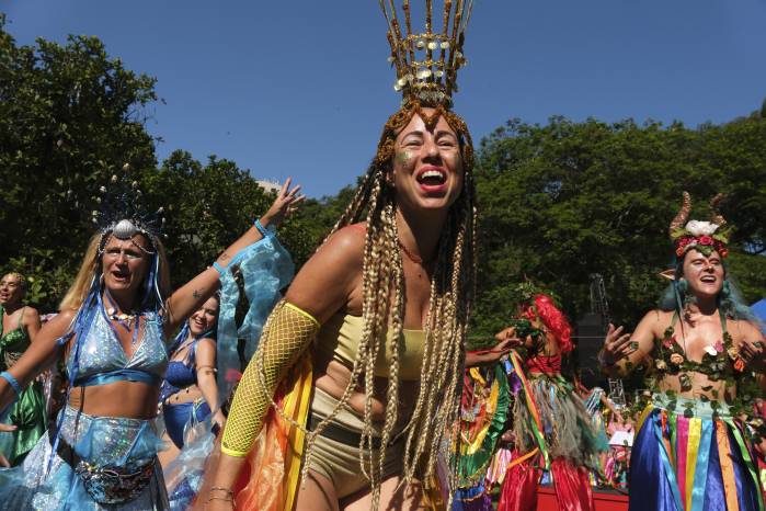 Personas participan en el desfile de la comparsa callejera Terreirada este sábado, en Río de Janeiro (Brasil). Desde el amanecer, cientos de miles de personas se tomaron las calles de las principales ciudades de Brasil para celebrar el Carnaval, la fiesta más grande del país, en coloridas y ruidosas comparsas. EFE/ André Coelho