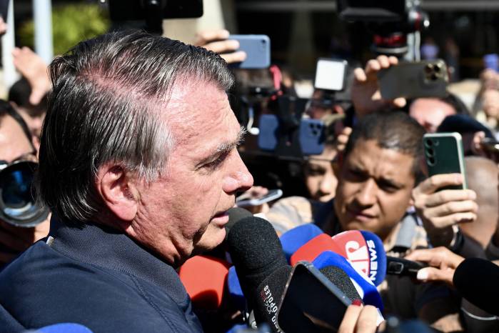 El expresidente brasileño Jair Bolsonaro habla con la prensa tras serle implantado un dispositivo de monitoreo electrónico en Brasilia el 18 de julio de 2025.