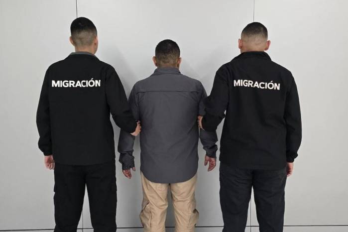 La institución también indicó que el viajero excedía las 24 horas de permanencia permitidas en la zona de tránsito del aeropuerto.