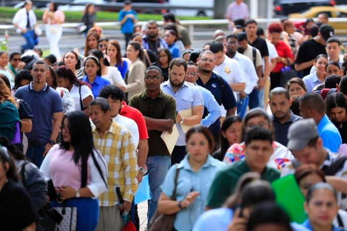 Panamá lidia con un mercado laboral presionado por el desempleo, la informalidad y el deterioro del poder adquisitivo. Esta imagen con largas filas de personas en la búsqueda de un empleo retrata la realidad de miles de panameños.