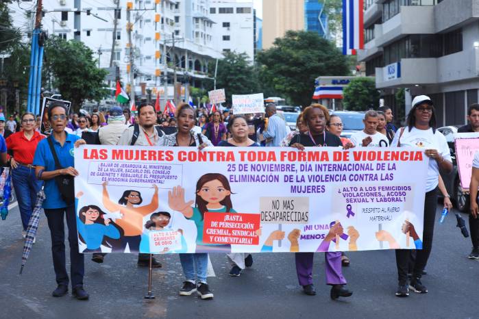 Mujeres marchan por las calles de la ciudad de Panamá.