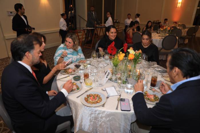 Los asistentes disfrutaron de una cena con sabores locales y productos del patio.
