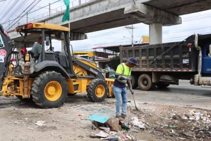 Anel Flores admitió haber contactado a la propietaria de Revisalud, pero rechazó cualquier conflicto de interés en el proceso.