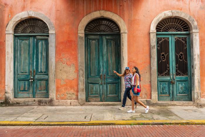 San Felipe, el Casco Antiguo, es un barrio recorrido por locales y turistas.