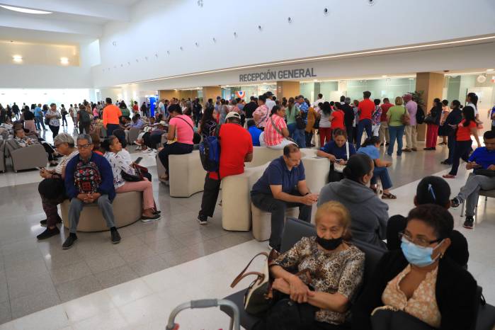 Los jubilados acudieron a solicitar cita en una de las 24 especialidades médicas que ofrece la entidad.