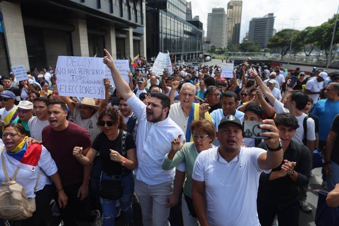 Personas participan en una manifestación para exigir el regreso de la líder de la oposición y premio nobel de la paz María Corina Machado a Venezuela, este jueves en Caracas (Venezuela).