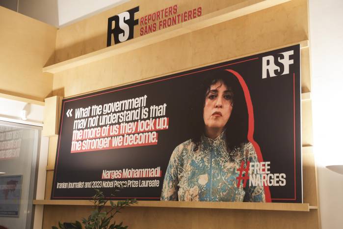 Un cartel muestra el retrato de la periodista iraní y premio nobel de la paz Narges Mohammadi en la sede de Reporteros sin Fronteras en París, Francia, en una imagen de archivo. EFE/EPA/TERESA SUAREZ