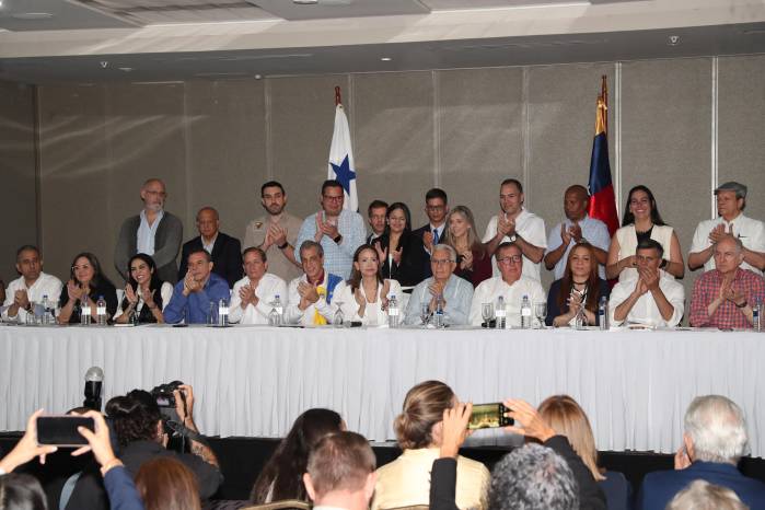 Líderes de oposición acompañaron a Machado.