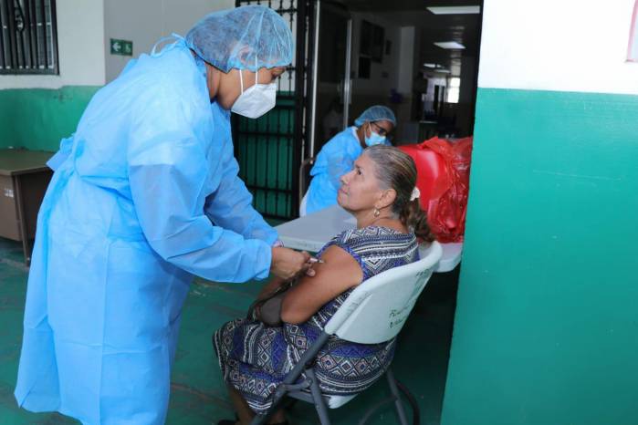 Las regiones sanitarias activaron un estricto protocolo de respuesta ante cualquier sospecha de contagio mediante la estrategia denominada “perifoco”