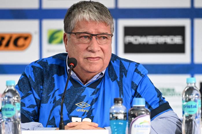 El entrenador de la selección de El Salvador, Hernán El Bolillo Gómez.