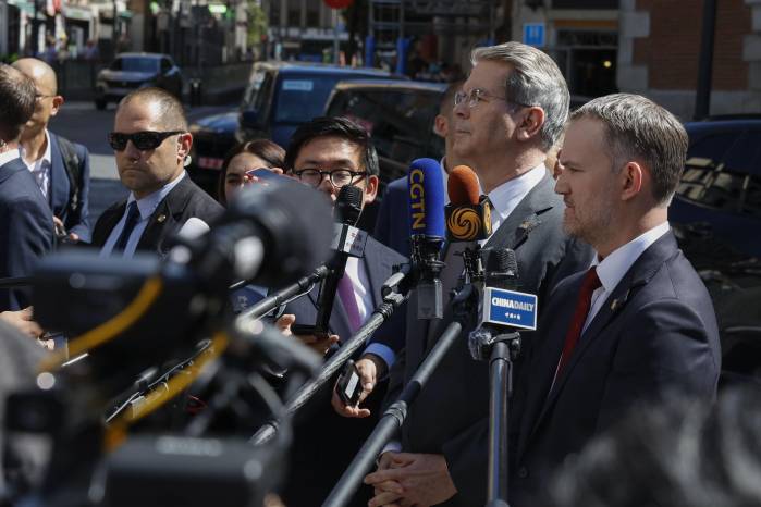 El secretario del Tesoro estadounidense, Scott Bessent (2d), tras su reunión con el viceprimer ministro chino, He Lifeng, este lunes en Madrid