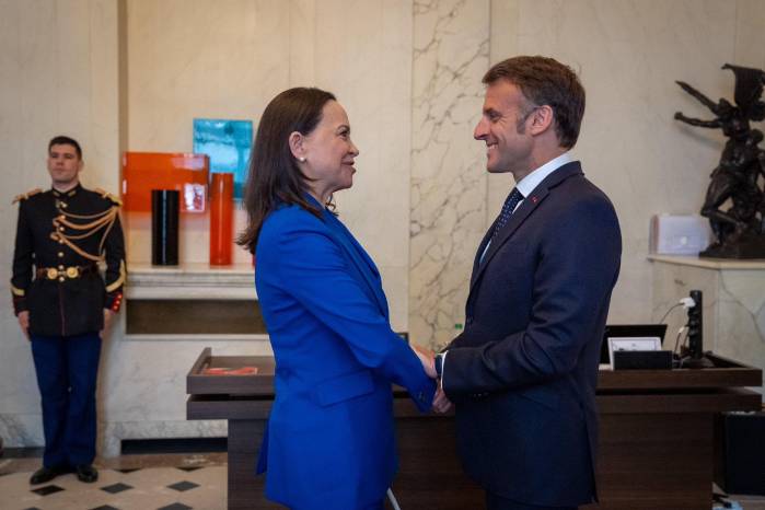 El presidente francés, Emmanuel Macron, recibió este lunes en el Palacio del Elíseo a la líder opositora venezolana María Corina Machado, Premio Nobel de la Paz 2025, con la que habló la importancia de llevar a cabo una transición democrática en el país latinoamericano.