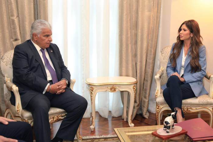 Fotografía cedida del mandatario de Panamá, José Raúl Mulino, durante una reunión con la secretaria de Seguridad Nacional de Estados Unidos (DHS), Kristi Noem, este 24 de junio de 2025, en el Palacio Presidencial, en Ciudad de Panamá (Panamá).