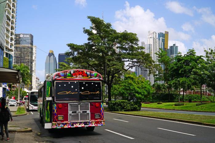 Autopistas, estacionamientos y áreas verdes de la Cinta Costera conviven con una avenida Balboa.