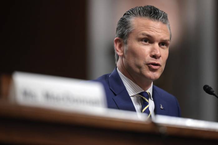 Hegseth subrayó que el Departamento de Defensa está “preparado con opciones” si Trump ordena atacar Irán.