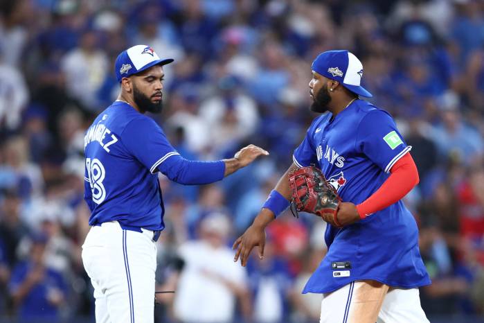 Los jugadores de los Toronto Blue Jays, Seranthony Domínguez (izq.) y Vladimir Guerrero Jr.