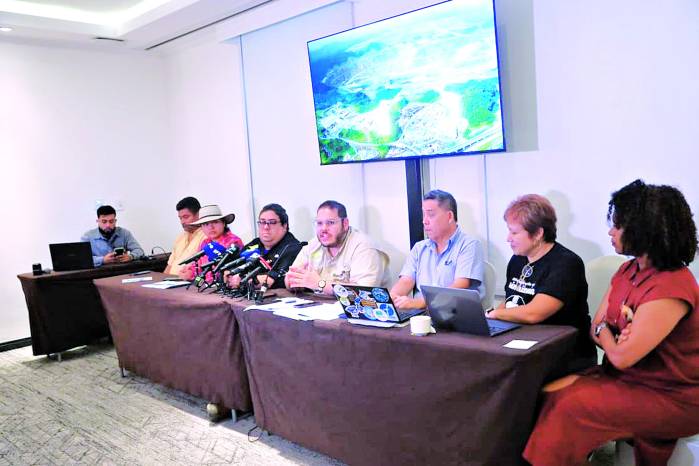 Los activistas del Movimiento Panamá Vale Más Sin Minería y organizaciones aliadas durante la conferencia de prensa este 7 de octubre.