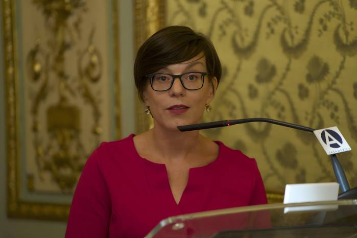Laura Hochla, ofreciendo una charla en la Casa de América en Madrid (España), mientras fungía como consejera adjunta de la embajada de Estados Unidos en aquel país.