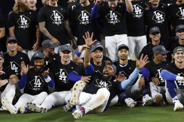 Los Dodgers de Los Ángeles celebran tras clasificarse a la Serie de Campeonato de la Liga Nacional.